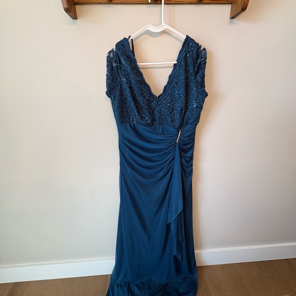 Elegant Blue Lace Evening Dress